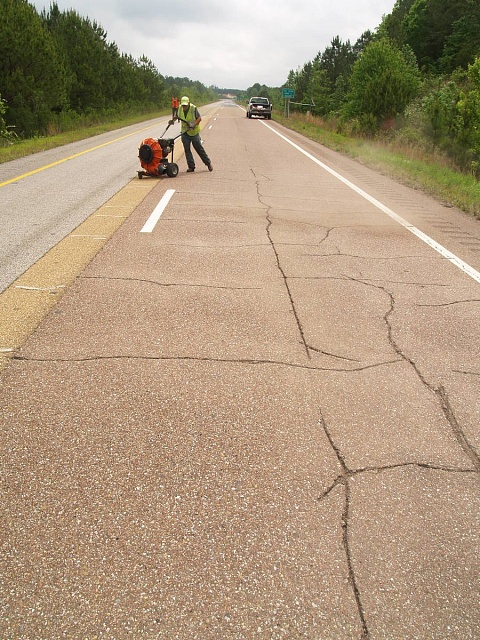 Crack Seal - герметизация и заполнение трещин на асфальте холодным и горячим способами